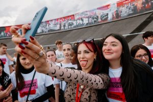 Foto di Beba che scatta un selfie con le ragazze del festival