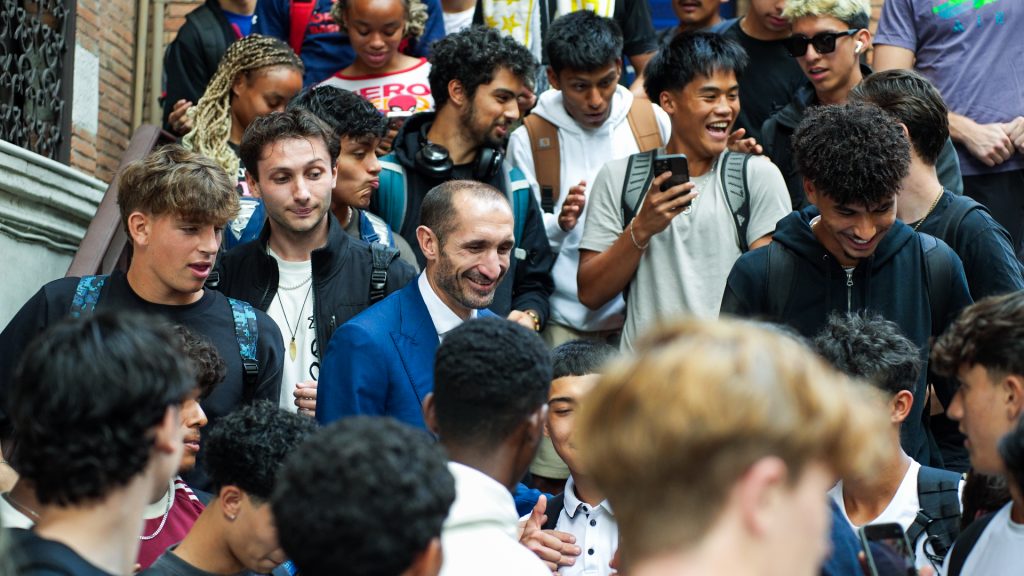 Foto di Giorgio Chiellini circondato da ragazzi suoi fan