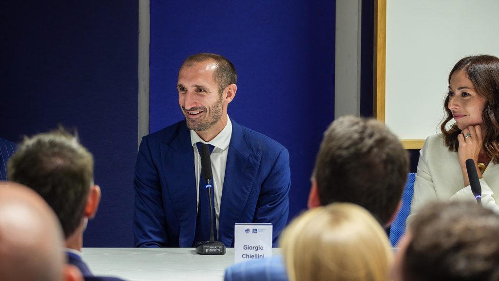 Foto di Giorgio Chiellini che interviene durante la conferenza stampa di My Kickoff in USA