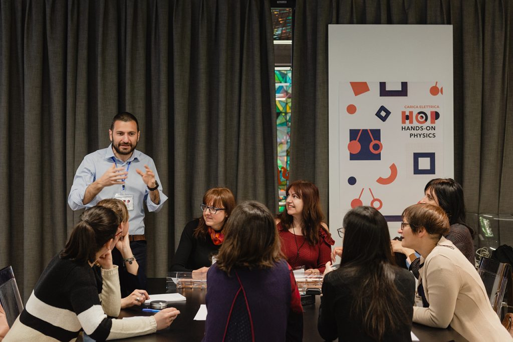 Foto di un gruppo di docenti che segue una giornata di formazione