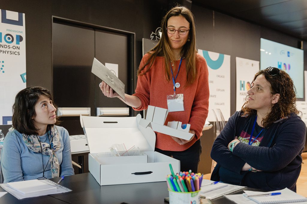 Foto di un gruppo di docenti che segue una giornata di formazione